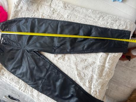 Čierne leskle nohavice imitácia kože, 34