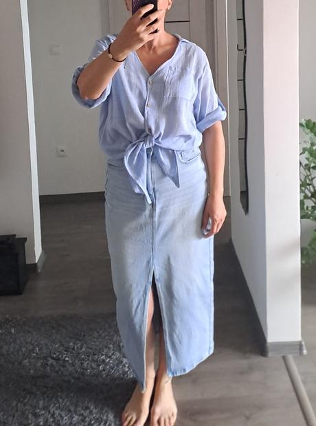 Modrá blúzka s uzlom, 