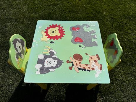 Dreveny detský stôl + 2 stolicky, 