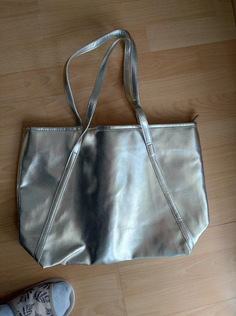 Zlata vacsia kabelka, 