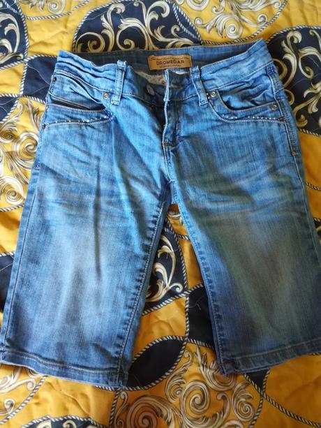 Tristvrtove nohavice, 26