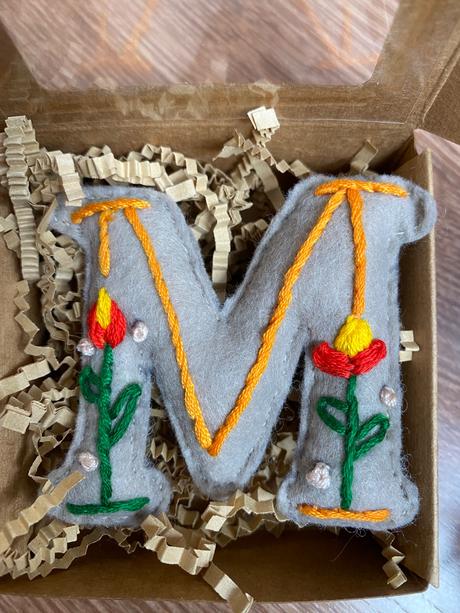 Ručne vyšívana ozdoba na kočík / ruksak, 