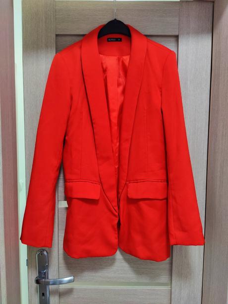 Červené sako, s