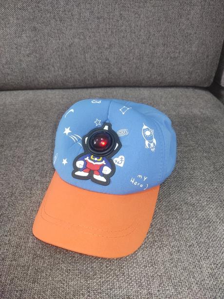 Blikajúca šiltovka, 122