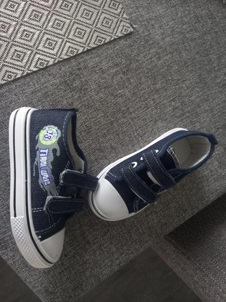 Nove chlapcenske tenisky, 25