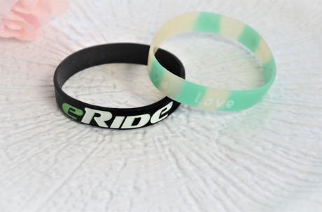 2x silikónový náramok,