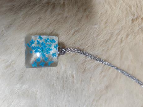 Prívesok z brúseného skla z retiazkou,