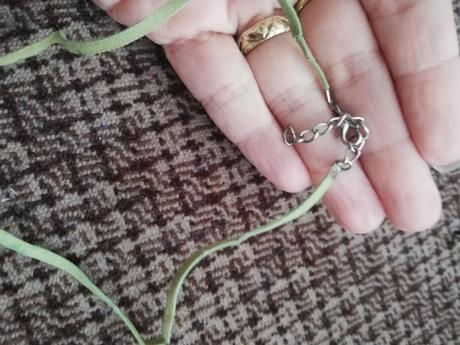 Náhrdelník na koženom pasiku, 