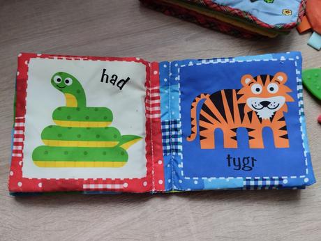 2x látkova knižka + hračka, 