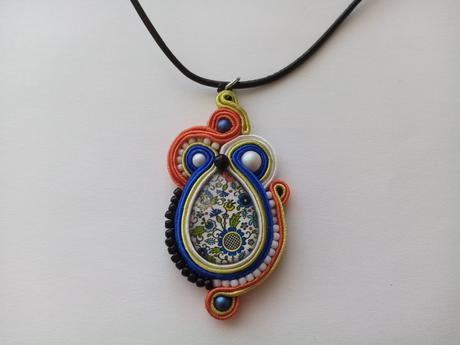 Sutaškový náhrdelník, 