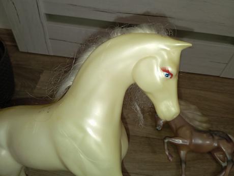 Bábika, dieťa a dva kone, 