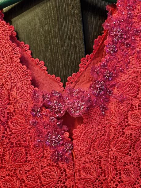 Cipkovane spolocenske saty, s