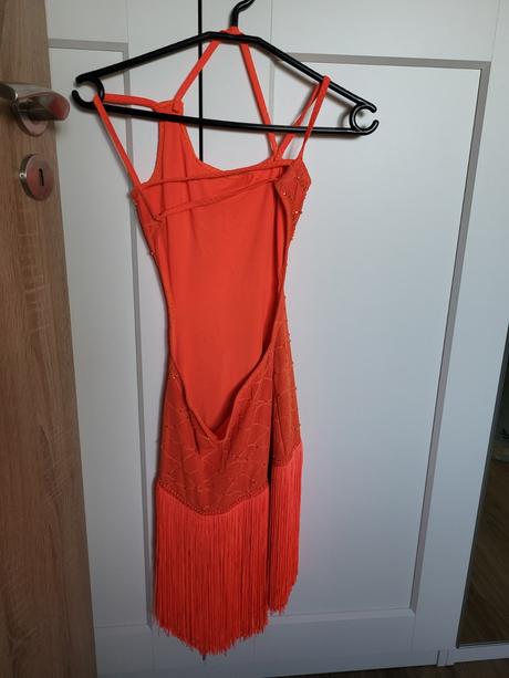 Tanečné šaty, 140