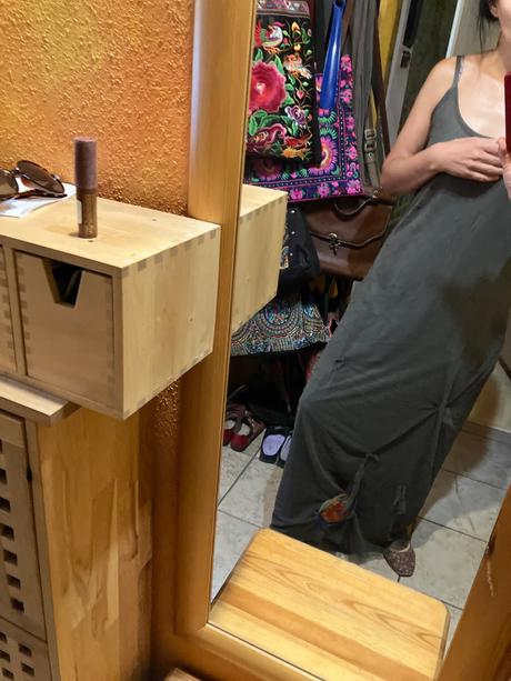 Dlhé zaujímavé umelecké šaty, s