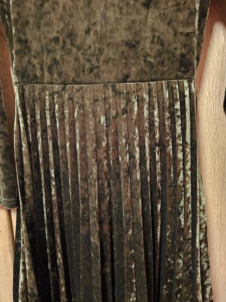 Sviatocne saty 146, reserved,146