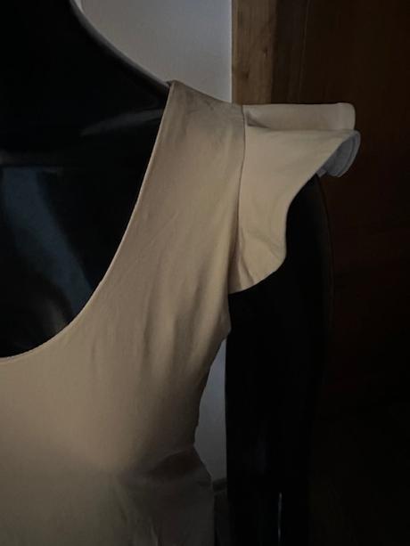 Béžové body s volánom na pleciach, m