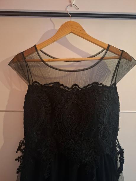 Elegantné čierne šaty s tylom, l