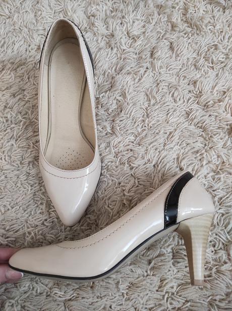 Béžové lesklé lodičky s čiernym pásikom, 38