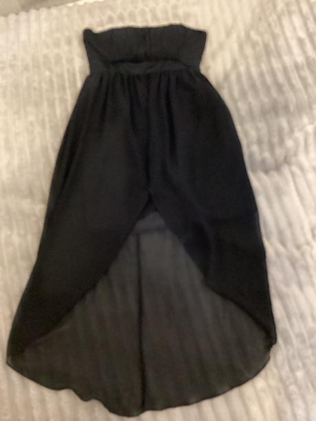 Krásne atypické šaty vzadu na zips, s