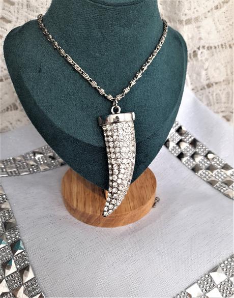 Náhrdelník so zubom,