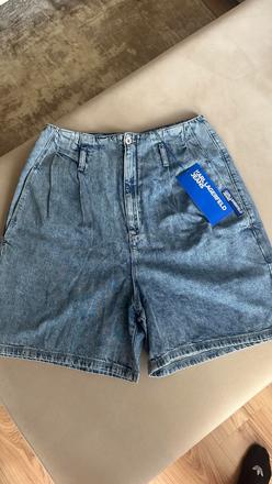 Karl lagerfeld kratasy, 38