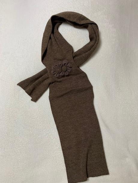 Krásny elegantný hnedý šál s kvetom,