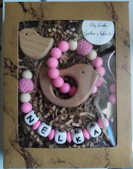 Retiazka na cumlík s menom a hryzadlo motýlik, 