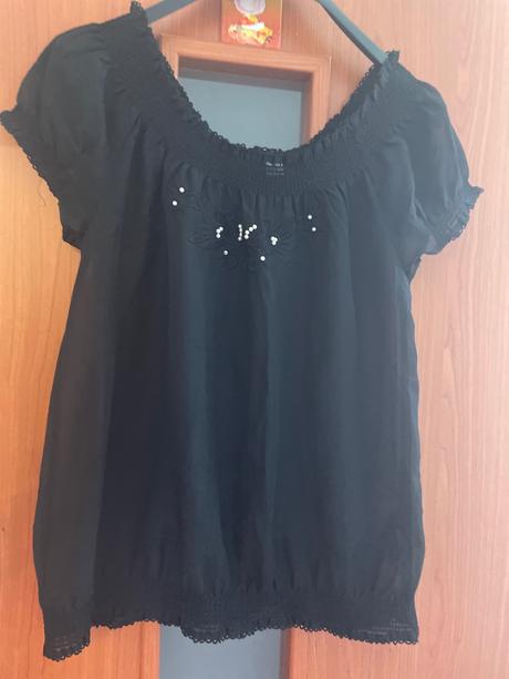 Cierna bluzka s perlickami a vysivkou, 36