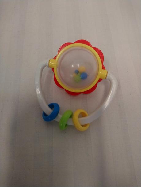 Farebná hrkálka kvetina s guličkami v strede, 9 cm, 