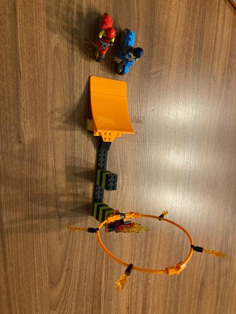 Lego city 60299 kaskadérske drahá,