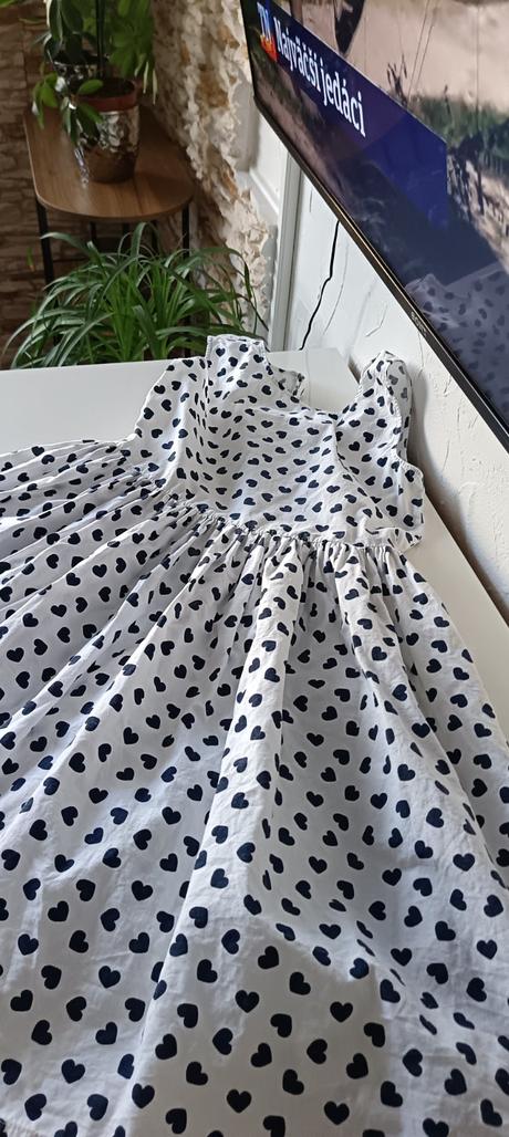Biele šaty so srdiečkami, 152