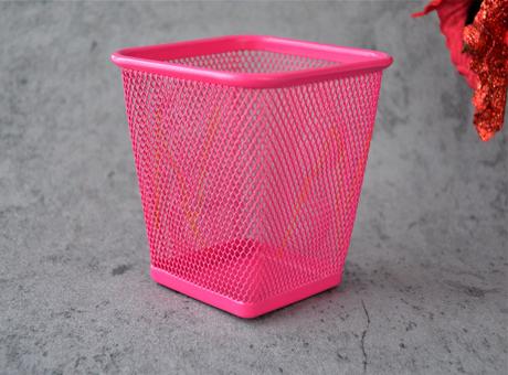 Kovový stojan na perá,