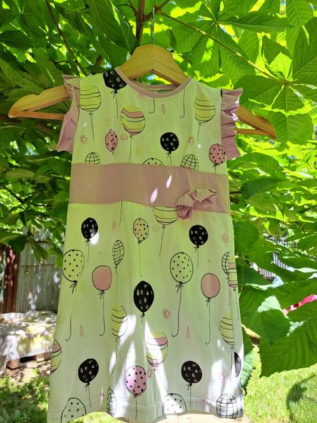 Šaty a set čeleniek, 98