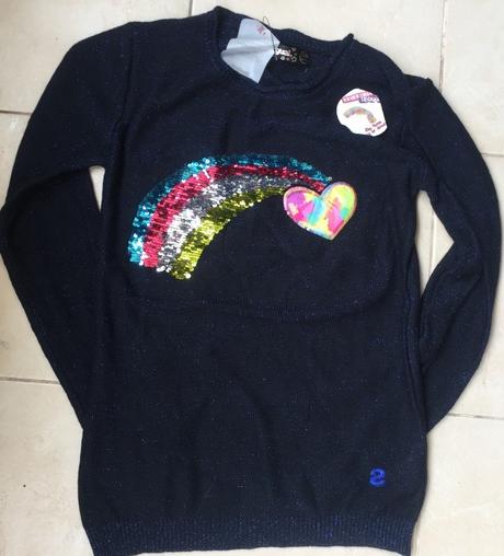 Úžasný pulovrik premienacie flitre pc 69,95, desigual,158