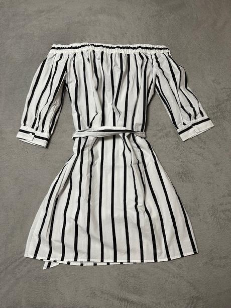 Biele pásikavé šaty s odhalenými plecami, l / m