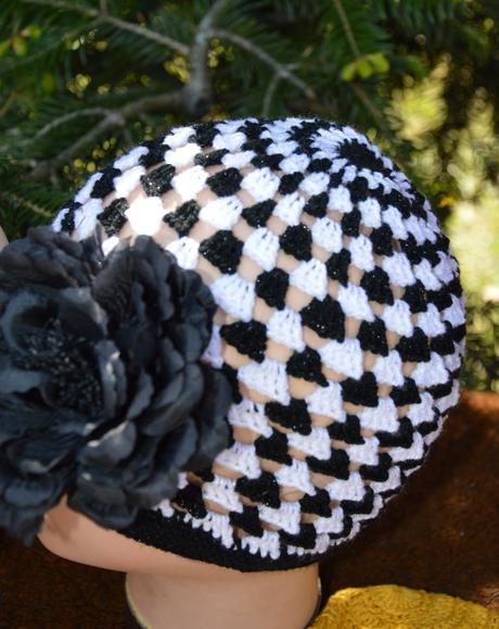 Háčkovaná čiapočka s kvetom, <50 - 158