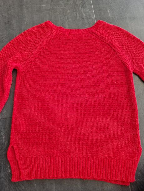 Červený pulóver, reserved,s