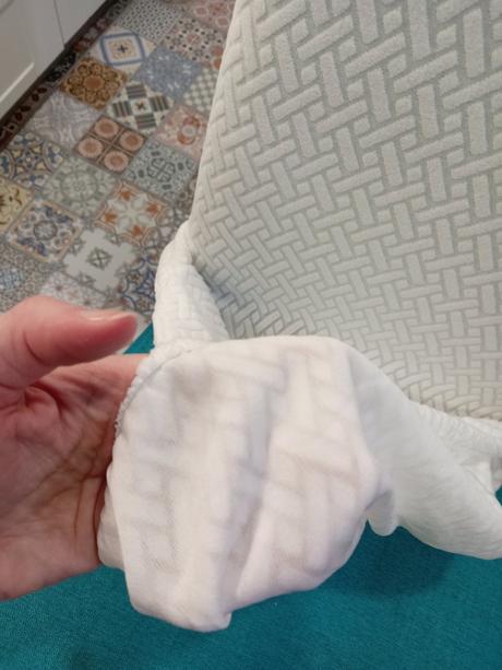 Nové biele návleky na stoličky, 