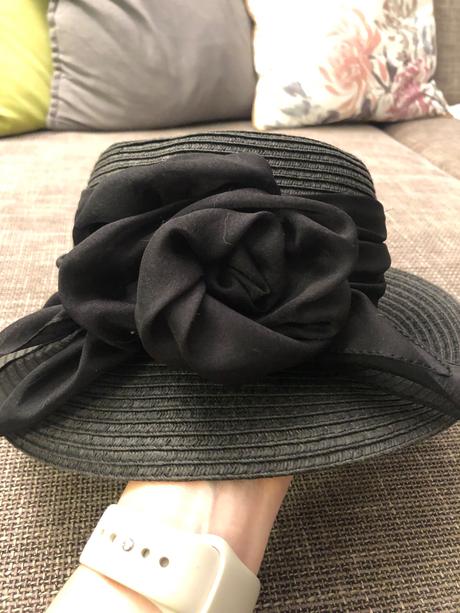 Čierny elegantný dámsky klobúk,