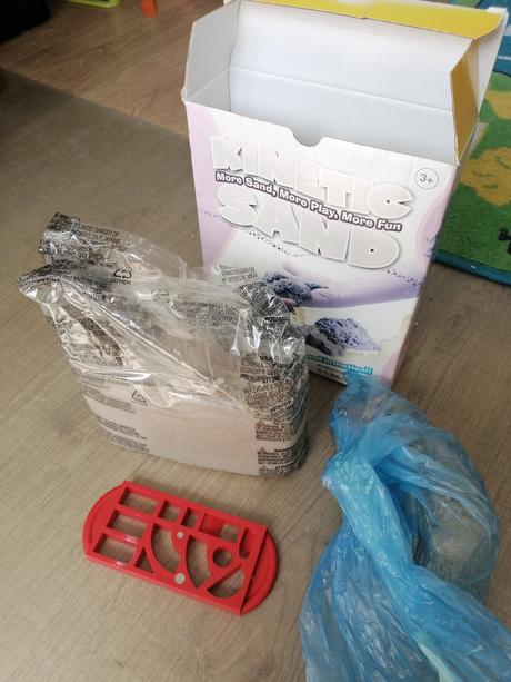 Kineticky piesok, cca 2,2 kg + formičky, 