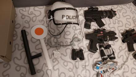 Policajna prilba a pistole,