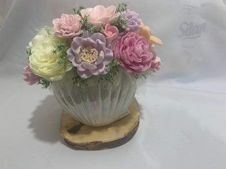 Mydlova kytica vo váze z mušle, 