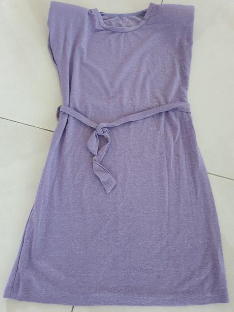 Šaty s vypchávkami na ramenách, s