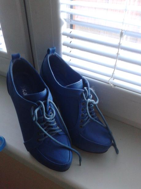 Poltopánky na vysokom opätku, 36