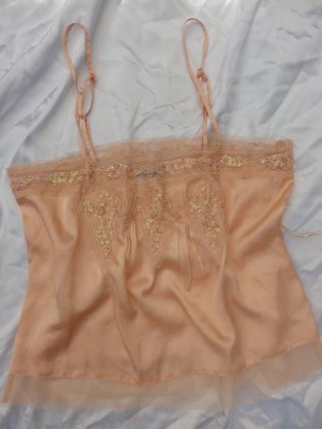 Velmi pekny slavnostny top, 40