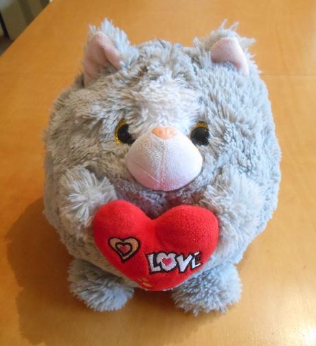 Plyšová mačka guľatá s veľkými očami,