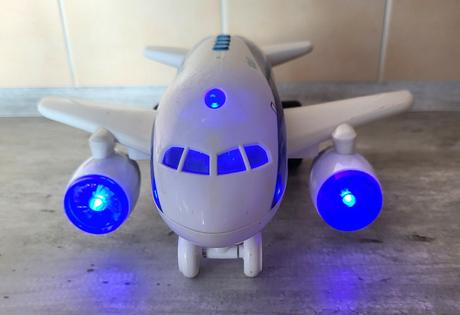 Lietadlo so zvukom a so svetlami,