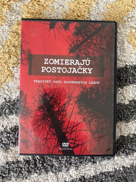 Dvd zomierajú postojačky,