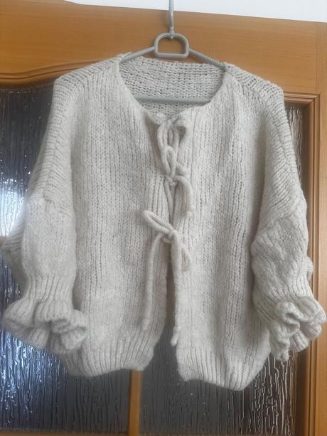 Béžový svetrík s mašličkami,