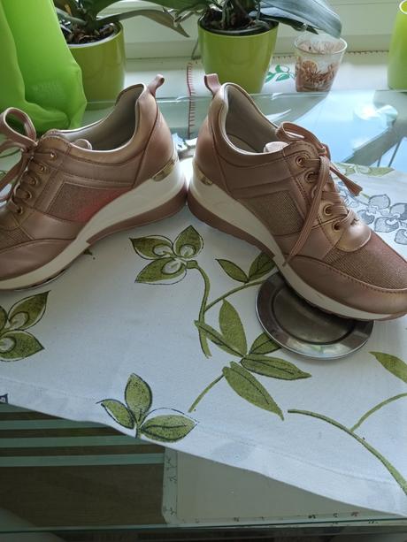 Predám dámske pekné botasky nive, ahinsa,38